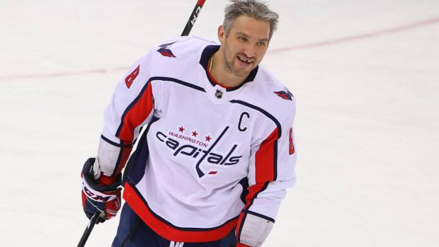 NEWARK, NJ - FEBRUARY 28: Washington Capitals left wing Alex Ovechkin (8) warms up prior to the National Hockey League game between the New Jersey Devils and the Washington Capitals on February 28, 2021 at the PrudentialCenterin Newark, NJ. (Photo by Rich Graessle/Icon Sportswire) NHL, Eishockey Herren, USA FEB 28 Capitals at Devils Icon2102288